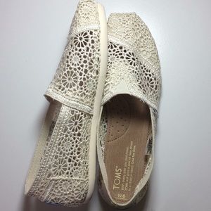 NWOT Women’s White/Cream Crotchet Toms